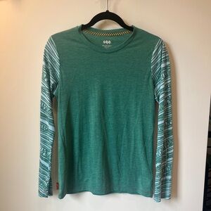 Stylish Green Long Sleeve Women's Top with Patterned Sleeves